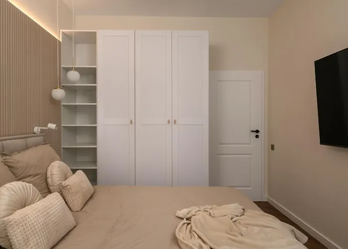 Luxury Near Center Apartment *